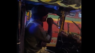 Snapshot of the driver singing. (X/@ Samay Raina) Snapshot of the driver singing. (X/@ Samay Raina)