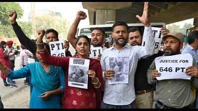 Organisations staging protest against state government outside PAU gate number 1 in Ludhiana . (HT PHOTO) Organisations staging protest against state government outside PAU gate number 1 in Ludhiana . (HT PHOTO)