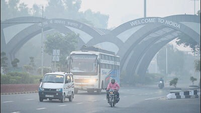 The air quality had dropped to the season’s lowest yet owing to heavy vehicular movement and indiscriminate dumping of (C&D) waste, said district officials. (Sunil Ghosh/HT Photo) The air quality had dropped to the season’s lowest yet owing to heavy vehicular movement and indiscriminate dumping of (C&D) waste, said district officials. (Sunil Ghosh/HT Photo)