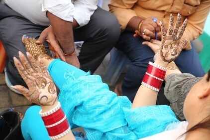 Karwa Chauth theme designs are a hit among Dilliwaalis. (Photo: Raajessh Kashyap/HT)