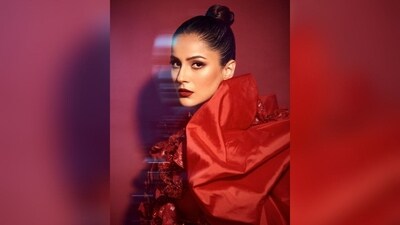 Shehnaaz completed her glam look with nude eyeshadow, smudged eyeliner, mascaraed lashes, darkened eyebrows, contoured cheeks, glowing highlighter, bold red lipstick and her hair tied in a neat bun. (Instagram/@shehnaazgill) Shehnaaz completed her glam look with nude eyeshadow, smudged eyeliner, mascaraed lashes, darkened eyebrows, contoured cheeks, glowing highlighter, bold red lipstick and her hair tied in a neat bun. (Instagram/@shehnaazgill)