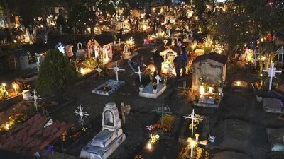 With flowers, altars and candles, Mexicans are honoring deceased relatives on the Day of the Dead. (AP Photo/Marco Ugarte) With flowers, altars and candles, Mexicans are honoring deceased relatives on the Day of the Dead. (AP Photo/Marco Ugarte)