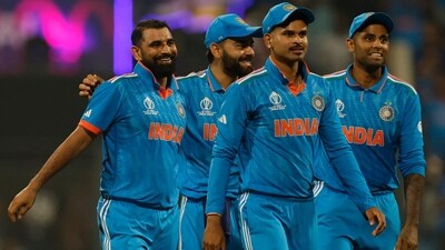 India's Mohammed Shami celebrates with Virat Kohli, Shreyas Iyer and Suryakumar Yadav after taking the wicket of Sri Lanka's Charith Asalanka, caught by Ravindra Jadeja (REUTERS)