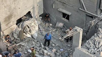 Palestinians search for casualties at the site of Israeli strikes on houses, in Jabalia refugee camp in the northern Gaza Strip, (REUTERS)
