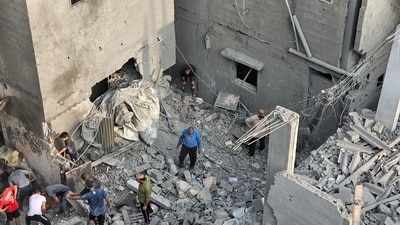 Palestinians search for casualties at the site of Israeli strikes on houses, in Jabalia refugee camp in the northern Gaza Strip, (REUTERS)