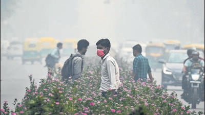 On Thursday, a toxic cocktail of pollutants led by PM 2.5 engulfed the Capital. Delhi’s 24-hour average air quality index (AQI) was 392 (very poor) at 4pm. (Sanchit Khanna/HT Photo) On Thursday, a toxic cocktail of pollutants led by PM 2.5 engulfed the Capital. Delhi’s 24-hour average air quality index (AQI) was 392 (very poor) at 4pm. (Sanchit Khanna/HT Photo)