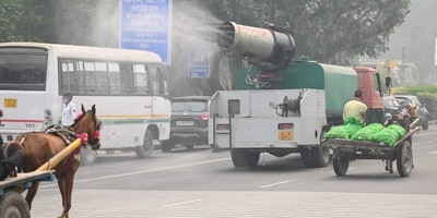 An anti-smog gun sprinkling water to settle down dust particles amid rise in Pollution levels at Rajghat in New Delhi on Thursday. (Sanchit Khanna/ Hindustan Times) An anti-smog gun sprinkling water to settle down dust particles amid rise in Pollution levels at Rajghat in New Delhi on Thursday. (Sanchit Khanna/ Hindustan Times)