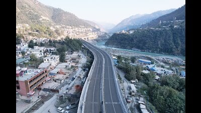 The completion of 1.08-km-long four lane viaduct meandering along the Chenab river in Ramban district completed at a cost of  ₹328 crore will play an indispensable role in smooth flow of traffic on the Jammu-Srinagar national highway (NH44), said officials. (HT Photo)