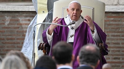 Pope Francis leads a mass of commemoration of all the faithful departed (All souls day) at the Commonwealth war cemetery in Rome. (AFP)