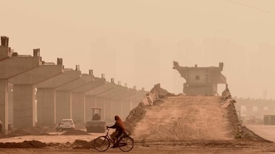 Dust pollution and smog seen on the Dwarka Expressway in Gurugram. (Vipin Kumar/HT PHOTO. File) Dust pollution and smog seen on the Dwarka Expressway in Gurugram. (Vipin Kumar/HT PHOTO. File)