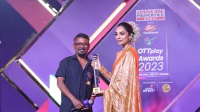 Sobhita Dhulipala receives an OTTplay award.