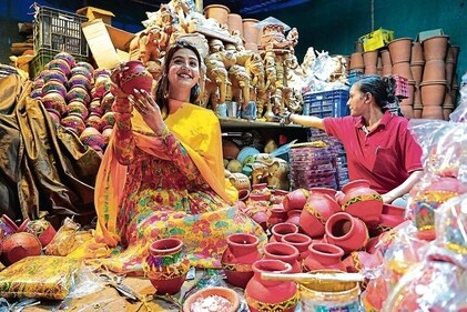 Anjali Arora tries her hand at decorating matki (earthen pots) alongwith a potter in Sarojini Nagar. (Photo: Gokul VS/HT) Anjali Arora tries her hand at decorating matki (earthen pots) alongwith a potter in Sarojini Nagar. (Photo: Gokul VS/HT)