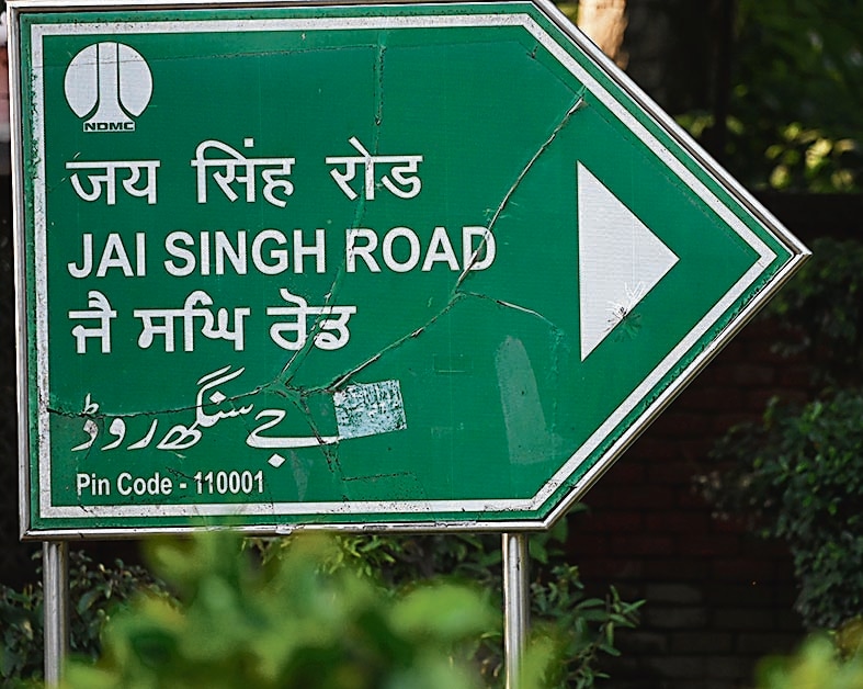 The Jai Singh Road signboard on October 25 spells it incorrectly in Gurmukhi as Jai Saghi Road. (Hindustan Times) The Jai Singh Road signboard on October 25 spells it incorrectly in Gurmukhi as Jai Saghi Road. (Hindustan Times)