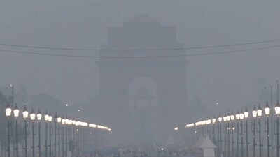 India Gate is enveloped in a thick layer of smog as air quality in the national capital remains in the 'severe' category with the average Air Quality Index (AQI) clocked at 468 (ANI ) India Gate is enveloped in a thick layer of smog as air quality in the national capital remains in the 'severe' category with the average Air Quality Index (AQI) clocked at 468 (ANI )