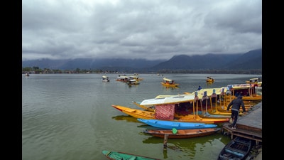 After overnight rains and snowfall over higher reaches of Kashmir, the weather improved in Jammu and Kashmir on Friday. (ANI File Photo)