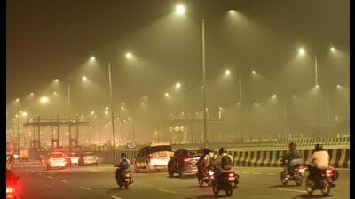 Heavy smog engulfs the Delhi Meerut Expressway on Friday. (Sakib Ali/HT Photo) Heavy smog engulfs the Delhi Meerut Expressway on Friday. (Sakib Ali/HT Photo)
