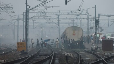 The Delhi government on Thursday ordered for all the government and private primary schools to remain shut for the next two days.&nbsp; (REUTERS)