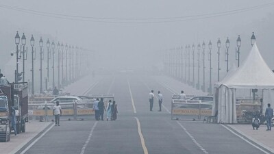 Delhi's Kartvya Path amid heavy smog in New Delhi on Thursday. (Raj K Raj/HT Photo) (HT_PRINT) Delhi's Kartvya Path amid heavy smog in New Delhi on Thursday. (Raj K Raj/HT Photo) (HT_PRINT)