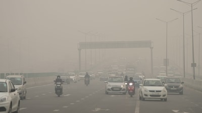 AQI at multiple locations in Noida also plunged to the 'severe' category with Sector 62, Sector 1 and Sector 116 recording 483, 413 and 415 respectively. (PTI) AQI at multiple locations in Noida also plunged to the 'severe' category with Sector 62, Sector 1 and Sector 116 recording 483, 413 and 415 respectively. (PTI)
