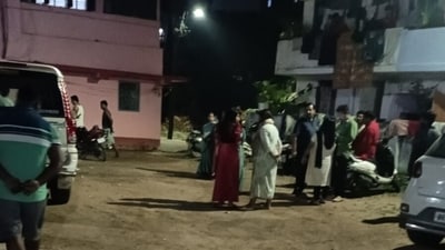 People wait outside homes after earthquake tremors were felt in Patna. (Santosh Kumar/HT) People wait outside homes after earthquake tremors were felt in Patna. (Santosh Kumar/HT)