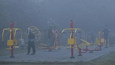 People exercise in early morning hours amid dense smog in New Delhi on Friday. (Vipin Kumar/HT PHOTO) People exercise in early morning hours amid dense smog in New Delhi on Friday. (Vipin Kumar/HT PHOTO)
