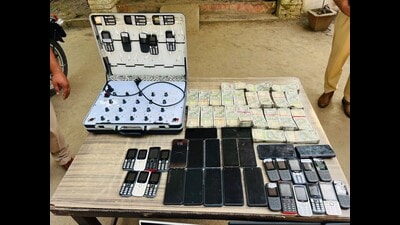 Seized mobile phones, cash and other items. (HT photo)