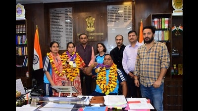 Shri Mata Vaishno Devi Shrine Board’s para-archers Sheetal Devi and Rakesh Kumar were accorded a rousing welcome by higher officials of Shri Mata Vaishno Devi Shrine Board soon after their arrival at the Jammu airport on Thursday evening, said officials. (HT Photo)