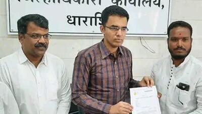 Sumit Bharat Mane (R), who was the first from Marathwada to get Kunbi certificate, burnt the document and demanded quota cover for all Marathas. (HT) Sumit Bharat Mane (R), who was the first from Marathwada to get Kunbi certificate, burnt the document and demanded quota cover for all Marathas. (HT)