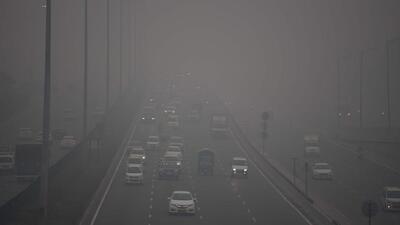 The Delhi-Gurugram expressway in smoggy weather at Iffco Chowk flyover on Friday. (Parveen Kumar/HT Photo)