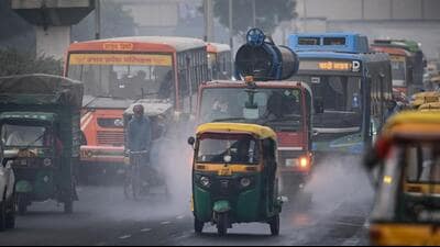 The air emergency, which resulted in the air quality index at 4pm reaching 468, has prompted authorities to step up anti-pollution curbs in the city. (Raj K Raj/HT PHOTO) The air emergency, which resulted in the air quality index at 4pm reaching 468, has prompted authorities to step up anti-pollution curbs in the city. (Raj K Raj/HT PHOTO)