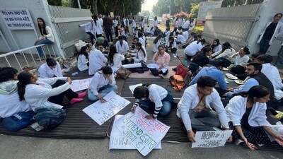 The students of Dr Harvansh Singh Judge Institute of Dental Sciences and Hospital, Panjab University, during a protest at Gate Number 1 on the varsity campus in Chandigarh on Friday. (HT Photo) The students of Dr Harvansh Singh Judge Institute of Dental Sciences and Hospital, Panjab University, during a protest at Gate Number 1 on the varsity campus in Chandigarh on Friday. (HT Photo)