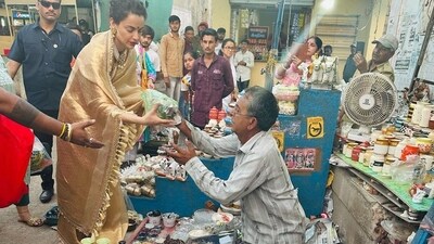 Kangana Ranaut decked up in a golden handwoven saree with jewellery for her trip to Dwarka. She is seen buying some clay items during her trip. She was accompanied by sister Rangoli Rajput. Kangana Ranaut decked up in a golden handwoven saree with jewellery for her trip to Dwarka. She is seen buying some clay items during her trip. She was accompanied by sister Rangoli Rajput. 