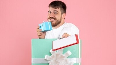 Do not use your teeth to tear off gift wrapping or to tear the price tag off your new clothes. This may damage or chip your teeth (Freepik) Do not use your teeth to tear off gift wrapping or to tear the price tag off your new clothes. This may damage or chip your teeth (Freepik)