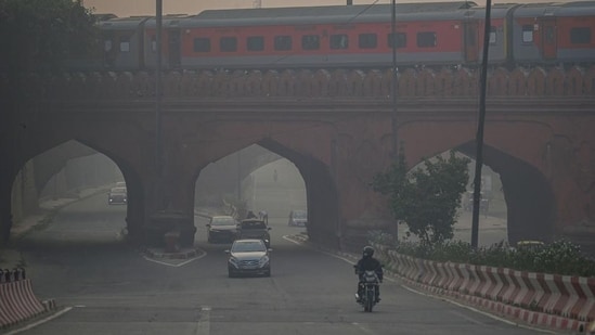 Air quality in several parts of Delhi-NCR plunged to the 'severe' category on Friday morning. Residents complained of breathing problems and irritation in the eye among others.&nbsp;(HT Photo/Raj K Raj)