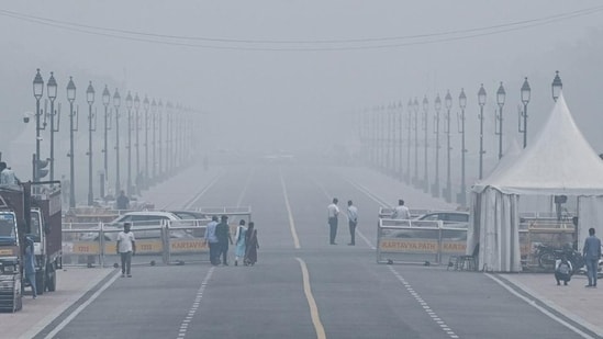 A dense haze covered the skyline of the national capital and surrounding areas as the Air Quality Index (AQI) exceeded 400 at numerous locations.&nbsp;(HT Photo/Raj K Raj)
