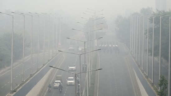 A view of the  smog amid rising air pollution levels, in Noida, India, on Friday, November 03, 2023. (Photo by Sunil Ghosh / Hindustan Times)