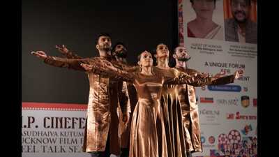 A dance troupe from the Sanjukta Sinha Dance Company (Ahmedabad) performed on the UP Cinefest Season 4. (HT Photo) A dance troupe from the Sanjukta Sinha Dance Company (Ahmedabad) performed on the UP Cinefest Season 4. (HT Photo)