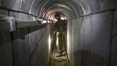 An Israeli army officer gives journalists a tour of a tunnel allegedly used by Palestinian militants for cross-border attacks, at the Israel-Gaza Border July 25, 2014. (AP) An Israeli army officer gives journalists a tour of a tunnel allegedly used by Palestinian militants for cross-border attacks, at the Israel-Gaza Border July 25, 2014. (AP)