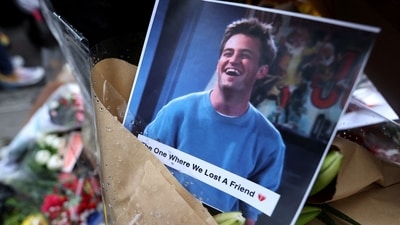 A makeshift memorial for actor Matthew Perry is pictured on Bedford Street in Manhattan in New York City, U.S., October 30, 2023 (REUTERS/Mike Segar) (REUTERS)