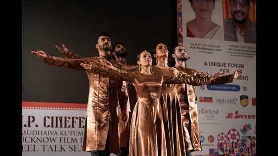 A dance troupe from the Sanjukta Sinha Dance Company (Ahmedabad) performed on the UP Cinefest Season 4. (HT Photo)