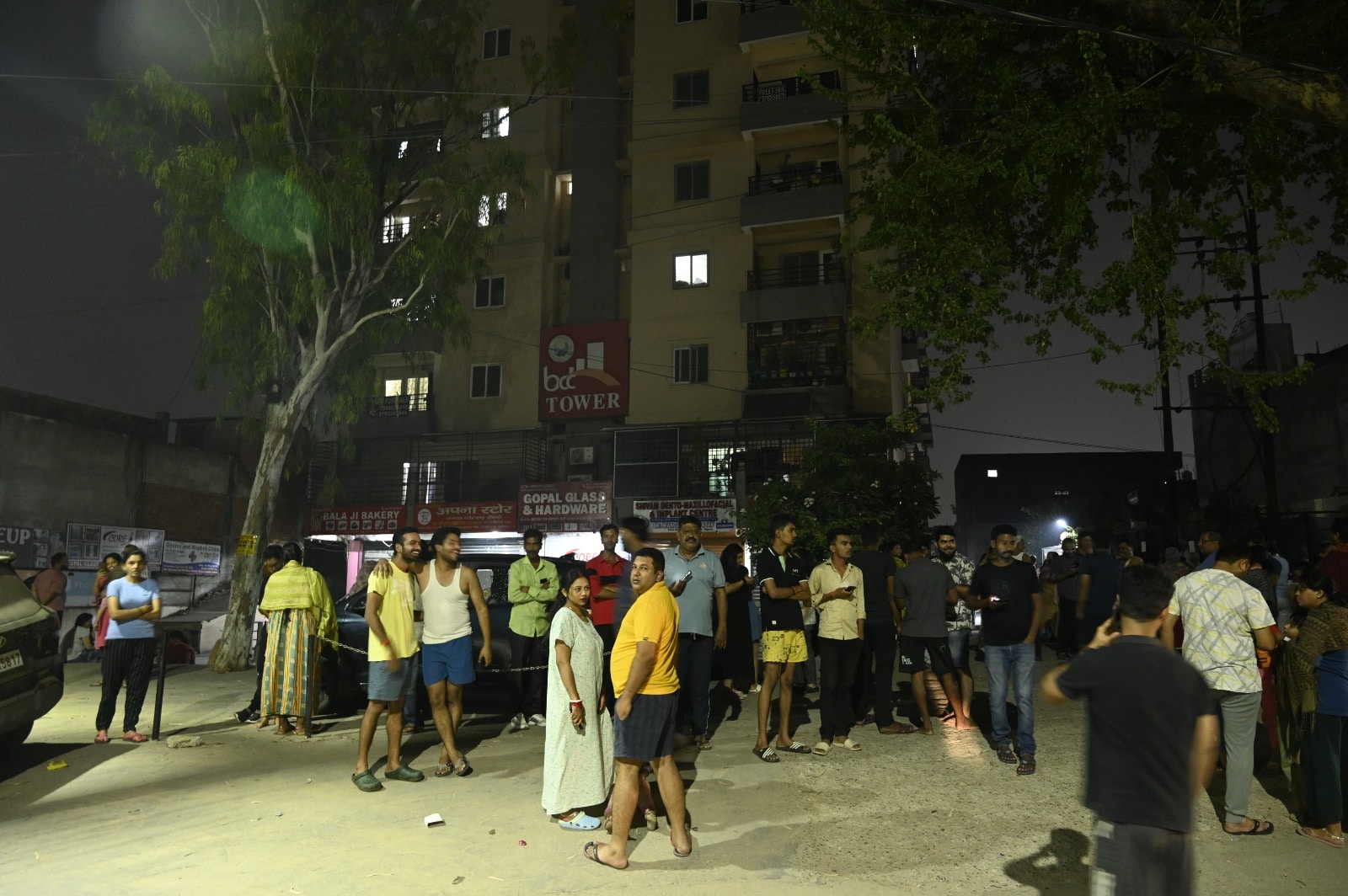 People came out of their homes as moderate tremors were felt in Lucknow and parts of Uttar Pradesh. (Deepak Gupta/HT Photo) People came out of their homes as moderate tremors were felt in Lucknow and parts of Uttar Pradesh. (Deepak Gupta/HT Photo)