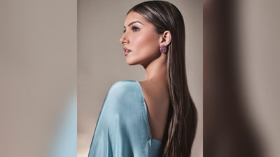 Assisted by hairstylist Zoe Quiny, Tara kept her luscious long locks open in the centre parting, which cascaded beautifully down her shoulders to complement her stunning look. (Instagram/@tarasutaria) Assisted by hairstylist Zoe Quiny, Tara kept her luscious long locks open in the centre parting, which cascaded beautifully down her shoulders to complement her stunning look. (Instagram/@tarasutaria)