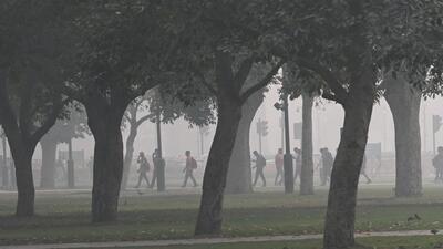 Cold weather and weak winds did little to disperse pollutants, and India Meteorological Department has forecast that the conditions are likely to remain the same till at least November 11. (Arvind Yadav/ HT Photo) Cold weather and weak winds did little to disperse pollutants, and India Meteorological Department has forecast that the conditions are likely to remain the same till at least November 11. (Arvind Yadav/ HT Photo)