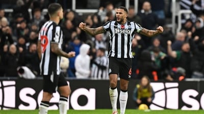 Newcastle United's English defender #06 Jamaal Lascelles (R) celebrates on the final whistle in the English Premier League football match between Newcastle United and Arsenal (AFP) Newcastle United's English defender #06 Jamaal Lascelles (R) celebrates on the final whistle in the English Premier League football match between Newcastle United and Arsenal (AFP)