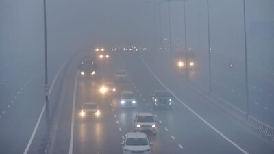 A thick layer of haze in the air on Delhi-Meerut Expressway near Lal Kuan in Ghaziabad on Sunday. (Sakib Ali/HT)