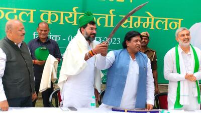 Lok Dal president Sunil Singh along with newly appointed national general secretary Vijendra Singh (in green pagdi) (HT photo)
