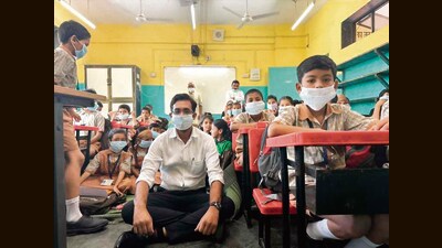 Many students of Class 4 and 6 have to sit on the classroom floor as there are not enough benches and desks to accommodate all of them. (HT Photo) Many students of Class 4 and 6 have to sit on the classroom floor as there are not enough benches and desks to accommodate all of them. (HT Photo)