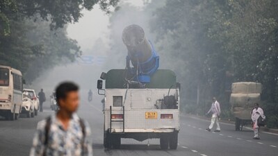 An anti smog gun sprinkling water to settle down dust particles amid rise in Pollution levels at Rajghat in New Delhi. (Photo by Sanchit Khanna/ Hindustan Times)