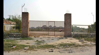 The incomplete Leisure Valley project behind locked gates in Haibowal Kalan, Ward 80 (old), Ludhiana on Sunday. (Manish/HT) The incomplete Leisure Valley project behind locked gates in Haibowal Kalan, Ward 80 (old), Ludhiana on Sunday. (Manish/HT)