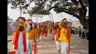 VHP volunteers carrying the pitchers full of sacred rice at a ceremony in Ayodhya on November 5. (Ravinder Singh/HH) VHP volunteers carrying the pitchers full of sacred rice at a ceremony in Ayodhya on November 5. (Ravinder Singh/HH)